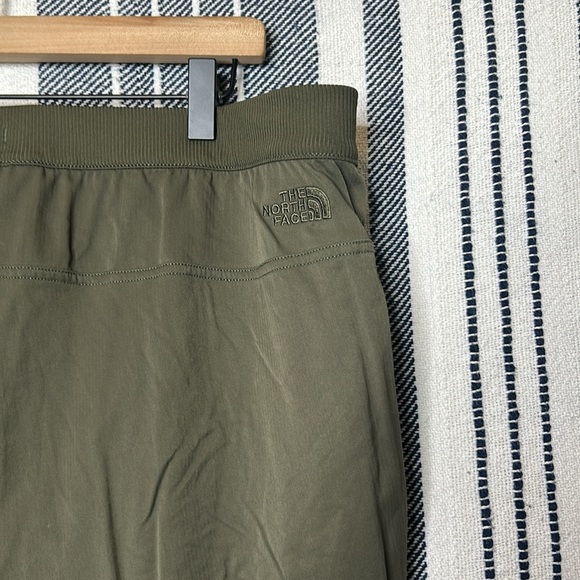 The North Face Cropped Joggers - Picture 3 of 4